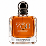 Frasco de Emporio Armani Stronger With You Intensely EDP para hombre con líquido ámbar y tapa negra