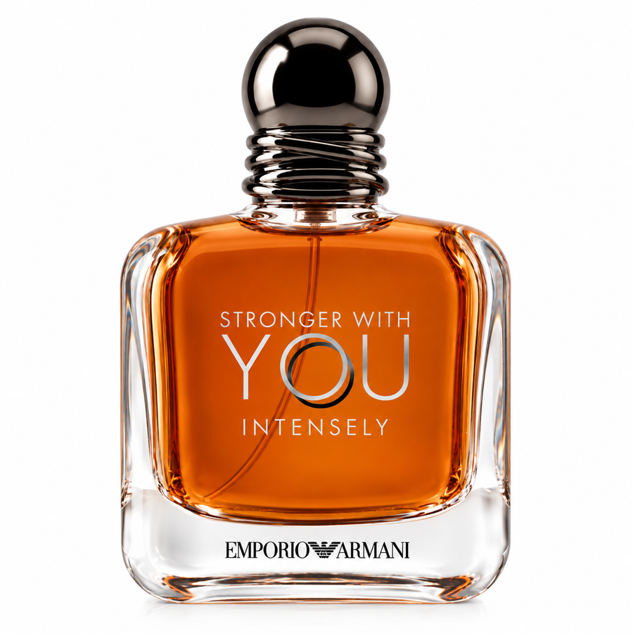 Frasco de Emporio Armani Stronger With You Intensely EDP para hombre con líquido ámbar y tapa negra